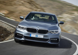 La BMW Serie 5 guida quasi da Sola