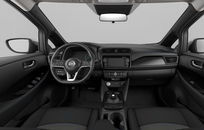 Nissan Leaf elettrica a noleggio lungo termine interni.
